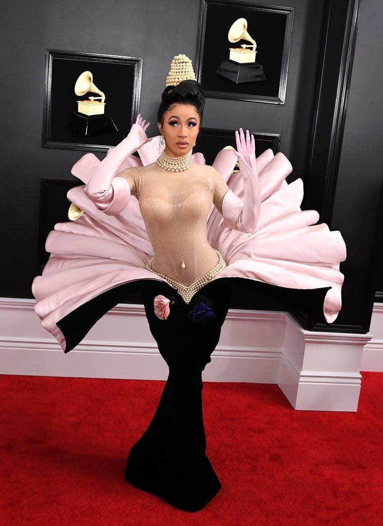 Cardi B Mugler váy hàu trên thảm đỏ